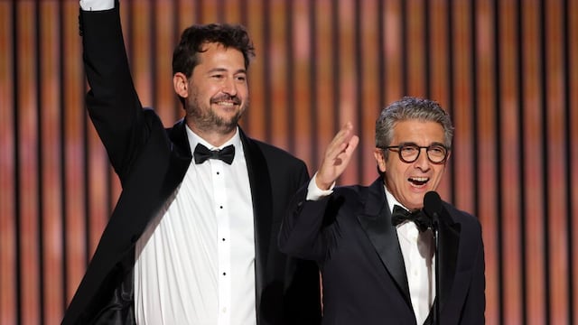 Mitre y Darín reciben el premio emocionados. Foto: Golden Globes.