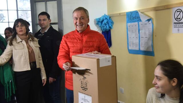 El gobernador de Córdoba, Juan Schiaretti, votó este domingo en la Capital. (Ramiro Pereyra/La Voz)