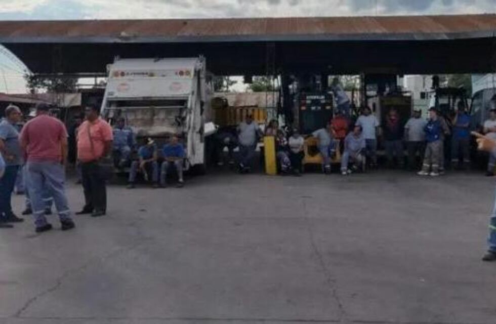 Trabajadores del municipio realizan asamblea