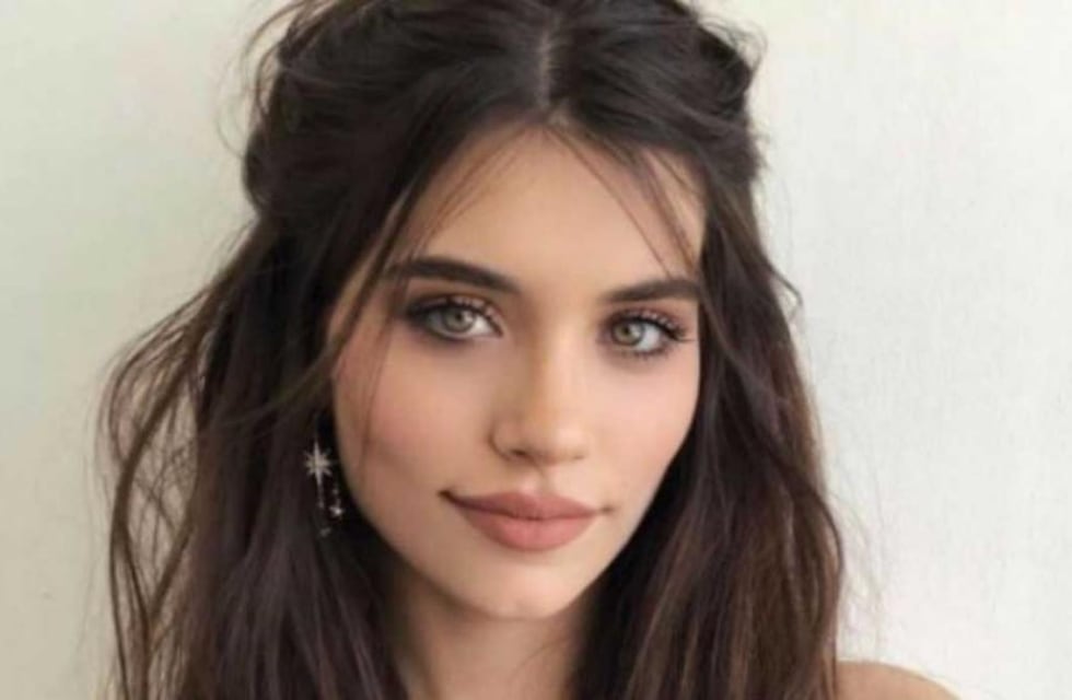 Eva de Dominici cautivó desde la orilla de la playa y con un vestido color café
