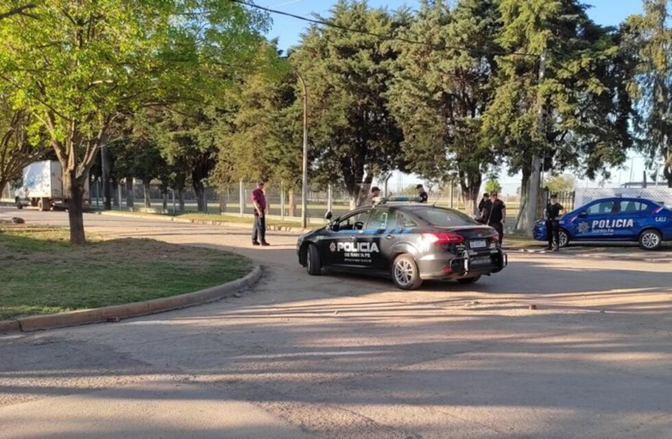 Un policía se cayó de la camioneta en El Trébol y el video viral estalló