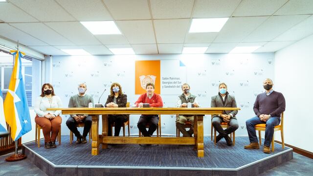 Puerto de Ushuaia: El gobernador Melella firmó el contrato para la ampliación del muelle comercial