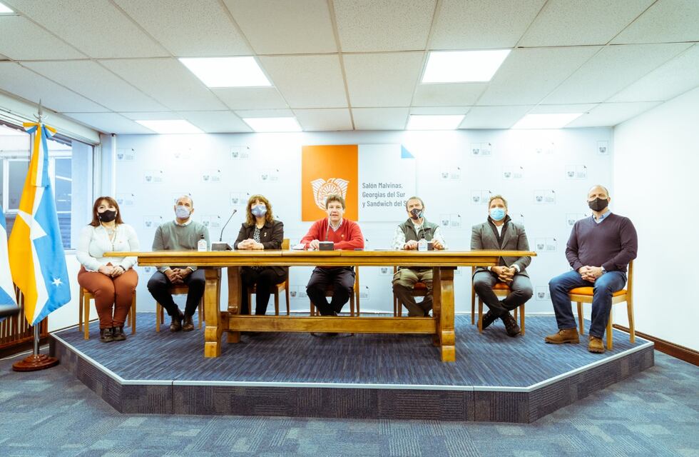 Puerto de Ushuaia: El gobernador Melella firmó el contrato para la ampliación del muelle comercial