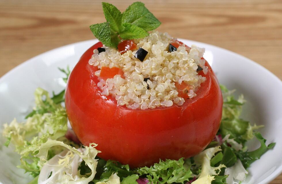Receta de tomates rellenos, la entrada navideña más fresca y fácil de todas