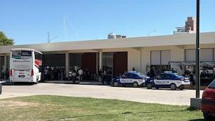 El colectivo fue demorado en la terminal del lugar.