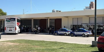 El colectivo fue demorado en la terminal del lugar.