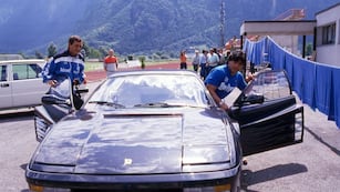 La Ferrari negra de Maradona se exhibe en Buenos Aires