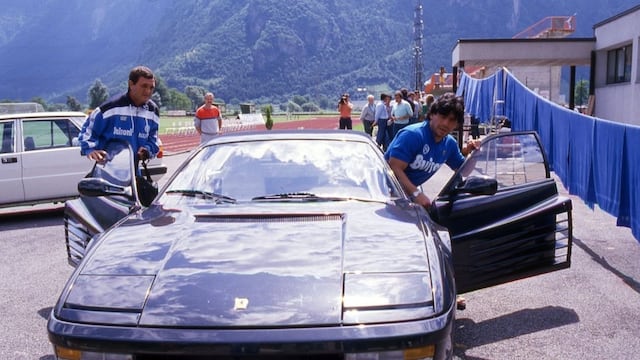 La Ferrari negra de Maradona se exhibe en Buenos Aires