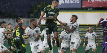 Los de Florencio Varela tuvieron varias ocasiones de gol en el primer tiempo.