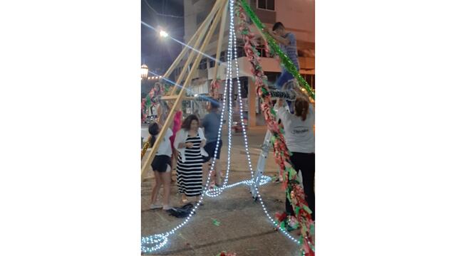 Intervención de vecinos en el arbolito del centro