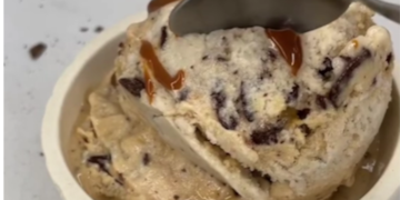 Helado de banana split.