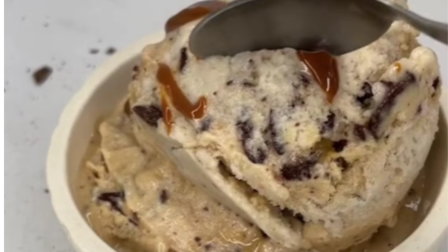 Helado de banana split.