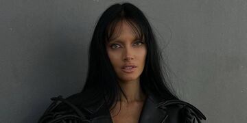 Micro top de símil cuero negro y pantalones trasparentes semi oxford: Oriana Sabatini sorprendió con un excéntrico look