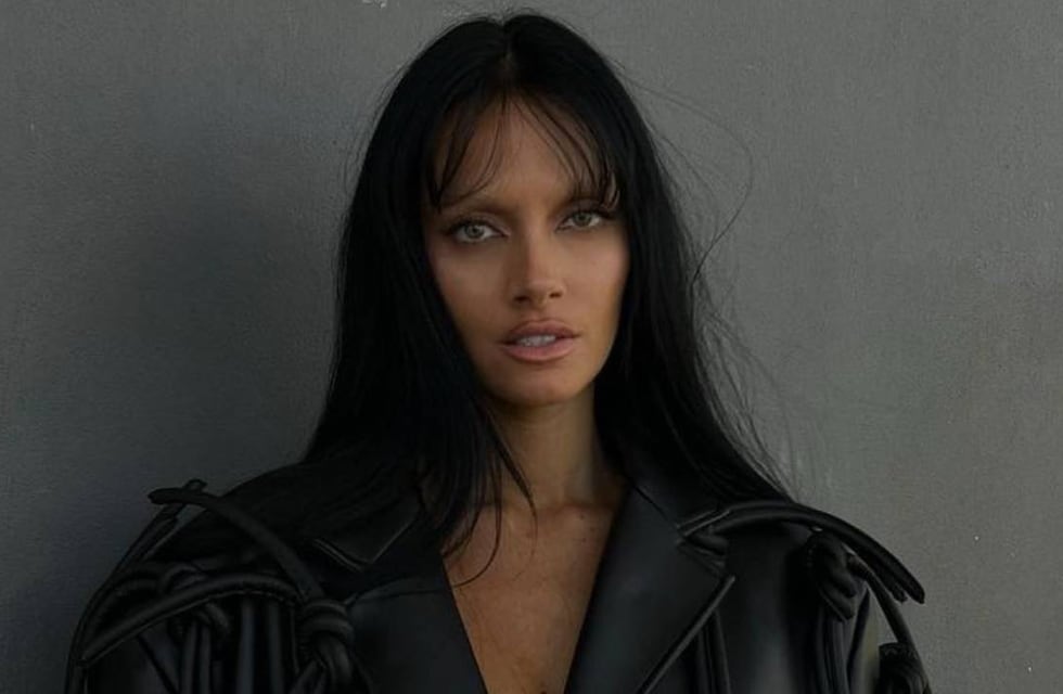 Microtop de cuero y pantalones trasparentes: Oriana Sabatini sorprendió con un excéntrico look