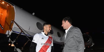 El presidente de River, Jorge Brito, recibió este lunes a Manuel Lanzini, tercer refuerzo del Millonario de cara a la Copa de la Liga Profesional y la Copa Libertadores. (Prensa River)