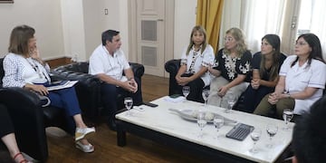 La mesa de trabajo proyecta acciones sostenidas durante el año, con foco en señales de alarma, acompañamiento a familias y herramientas para docentes y psicólogos.