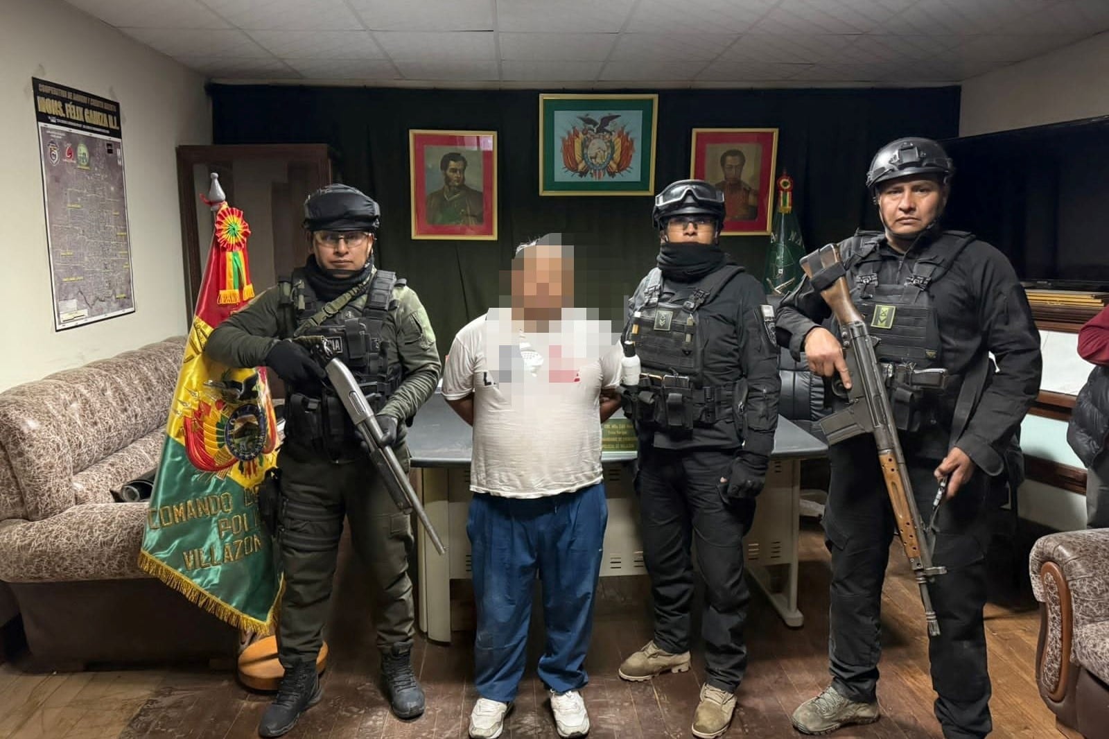Fotografía cedida por la Fiscalía General del Estado de Bolivia que muestra a integrantes de la Policía de ese país custodiando al prófugo Víctor Sotacuro Lázaro. Capturado en Villazón por su presunta implicación en un triple femicidio en la provincia de Buenos Aires, las autoridades bolivianas lo entregaron de inmediato a sus pares de la Argentina.