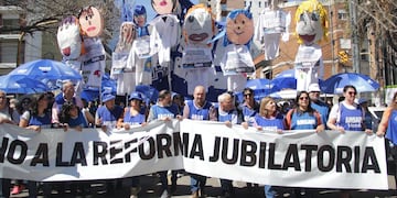 El sindicato de escuelas públicas organizó una marcha para decirle no a los cambios en las jubilaciones.