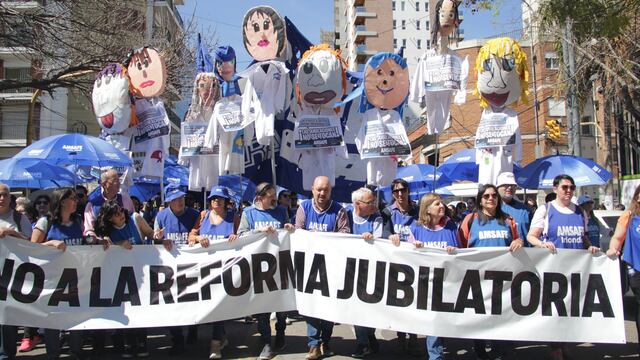 El sindicato de escuelas públicas organizó una marcha para decirle no a los cambios en las jubilaciones.
