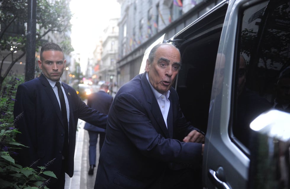 Francos se reunió con gobernadores afines en busca del avance de la “ley ómnibus”: qué pasará con el Impuesto PAIS