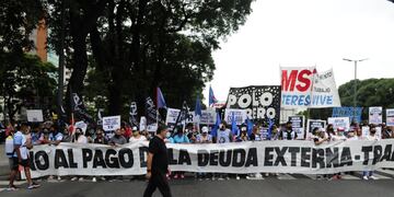 Organizaciones sociales marchan en la Avenida 9 de Julio en protesta del acuerdo con el FMI. Foto: Clarín.