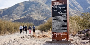 Una nueva y moderna cartelería se instaló en el circuito de senderismo de Cerro Arco en Las Heras. Gentileza MLH