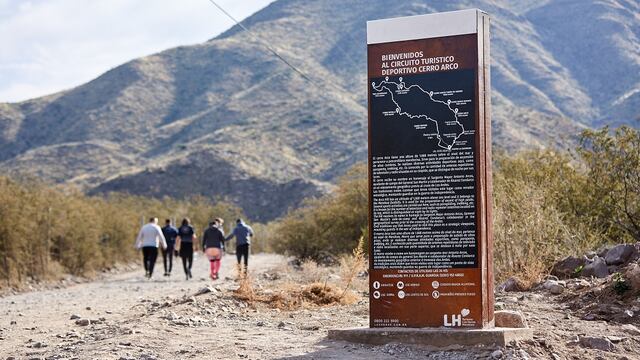 Una nueva y moderna cartelería se instaló en el circuito de senderismo de Cerro Arco en Las Heras. Gentileza MLH