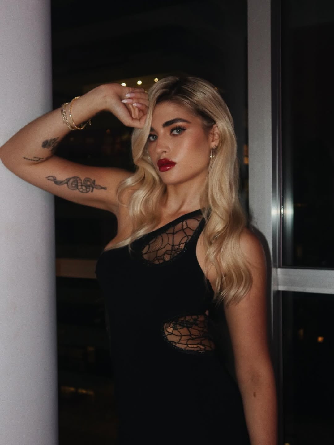Marta Fort apostó por un vestido semitransparente con hombro al descubierto y conquistó halagos