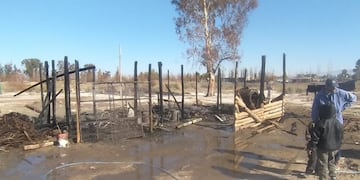 Un matrimonio y sus 5 hijos perdieron todo luego de que su casa se incendiara este viernes por la mañana en Corralitos, Guaymallén. Piden ayuda.