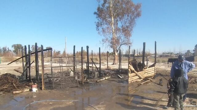 Un matrimonio y sus 5 hijos perdieron todo luego de que su casa se incendiara este viernes por la mañana en Corralitos, Guaymallén. Piden ayuda.