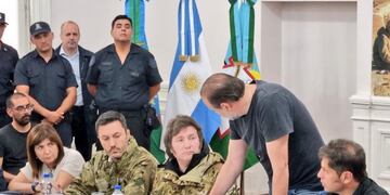 Temporal. Milei llegó a Bahía Blanca junto a Bullrich, Petri, Francos, Pettovello y Kicillof. Foto:  X/@madorni