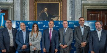 Las autoridades presentes en el lanzamiento de Viajá + BNA.