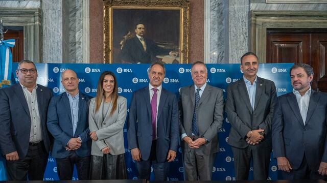 Las autoridades presentes en el lanzamiento de Viajá + BNA.