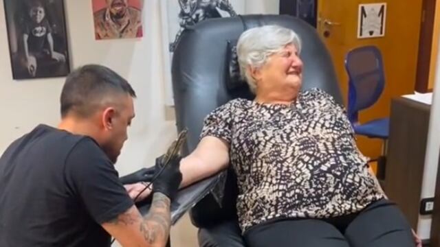 La abuela que se fue a tatuar con sus nietos.
