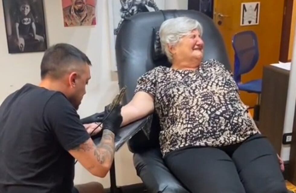 Una abuela mendocina se tatuó el brazo y el video se hizo viral