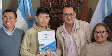 El presidente del Concejo Deliberante de San Salvador de Jujuy, Lisandro Aguiar, al momento de entregar la resolución al joven nadador jujeño Antonio Reynoso Mayo.