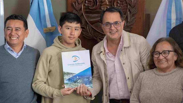 El presidente del Concejo Deliberante de San Salvador de Jujuy, Lisandro Aguiar, al momento de entregar la resolución al joven nadador jujeño Antonio Reynoso Mayo.
