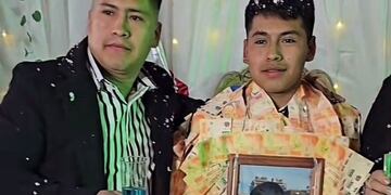Lo vistieron con una toga de billetes de $1.000 por su cumpleaños de 18 y se volvió viral en TikTok.