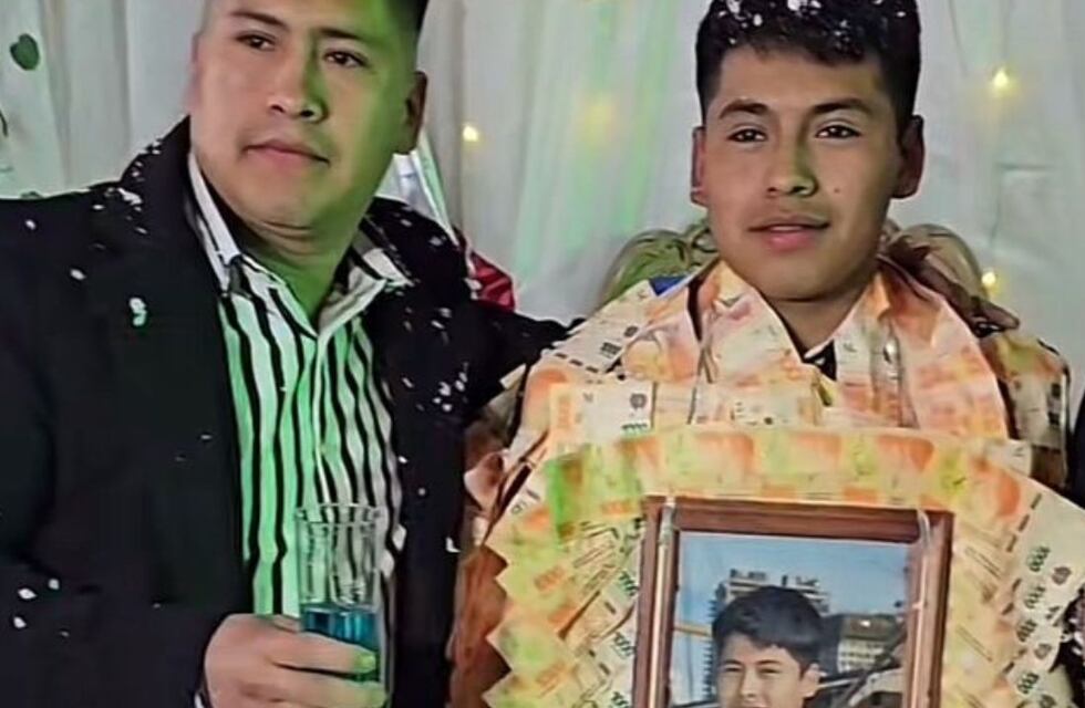 Lo vistieron con una toga de billetes de $1.000 por su cumpleaños de 18 y se volvió viral en TikTok