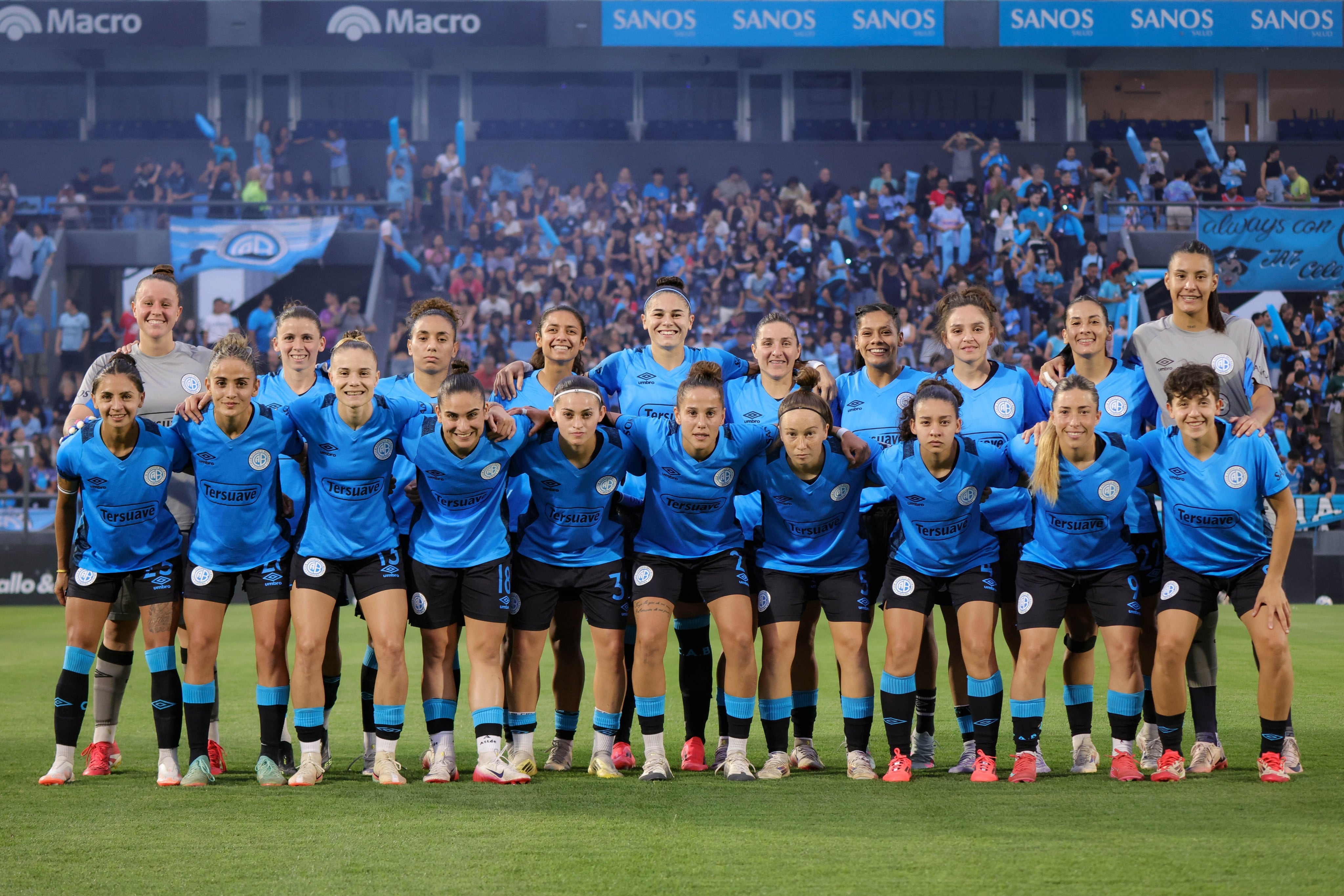 El plantel de Belgrano, antes de jugar con River. (Prensa Belgrano).