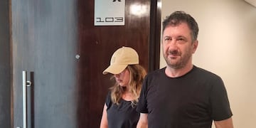 El senador Kueider y su secretaria, en la puerta del departamento donde cumplen prisión domiciliaria. (Foto: gentileza Diario ABC Color)