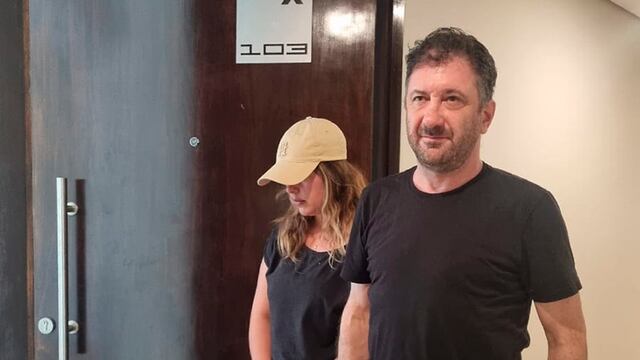 El senador Kueider y su secretaria, en la puerta del departamento donde cumplen prisión domiciliaria. (Foto: gentileza Diario ABC Color)