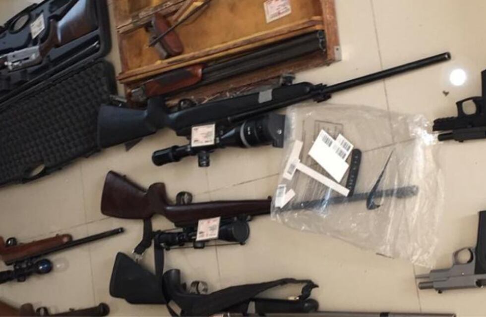 Causa Apross: allanamientos, armas con mira telescópica y carnets falsos