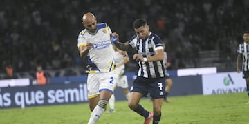 Duelo de excompañeros, entre Nahuel Bustos y Carlos Quintana en el Talleres-Rosario Central (Javier Ferreyra / La Voz).