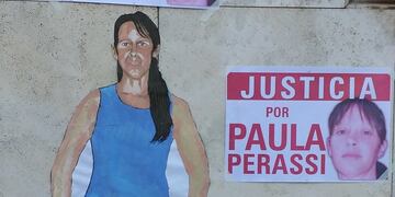 La multisectorial pegó afiches y dibujos de la sanlorencina en los Tribunales antes de la primera audiencia. (@anytramontini)