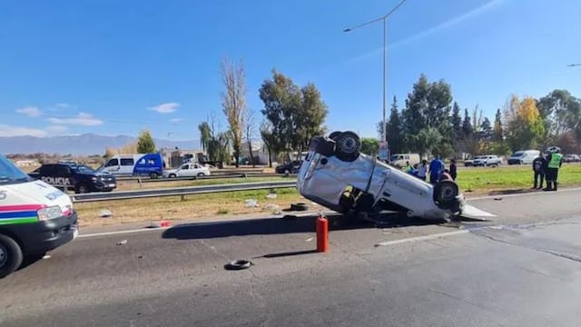 Una camioneta volcó en el Acceso Sur y el conductor está grave.