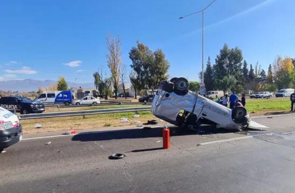 Accidente en Mendoza: una camioneta volcó en el Acceso Sur y el conductor está grave