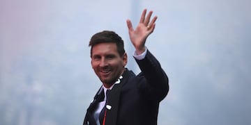 Lionel Messi saludó a los hinchas.