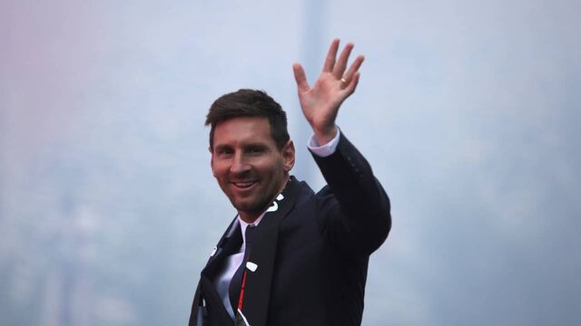 Lionel Messi saludó a los hinchas.