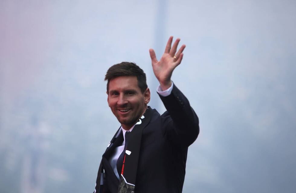 Revolución en París: Leo Messi saludó a los fanáticos tras la presentación oficial en el PSG